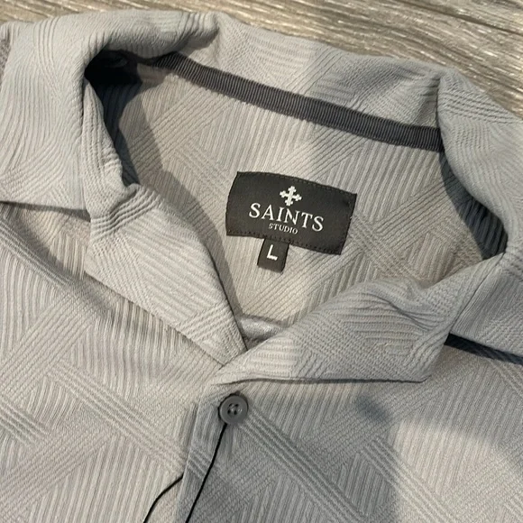 Saints studio woven SS button down shirt. Size L. NWT - Picture 3 of 5